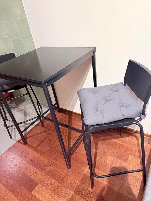 Zestaw barowy: stół + 2 krzesła z poduszkami – ciemny brąz