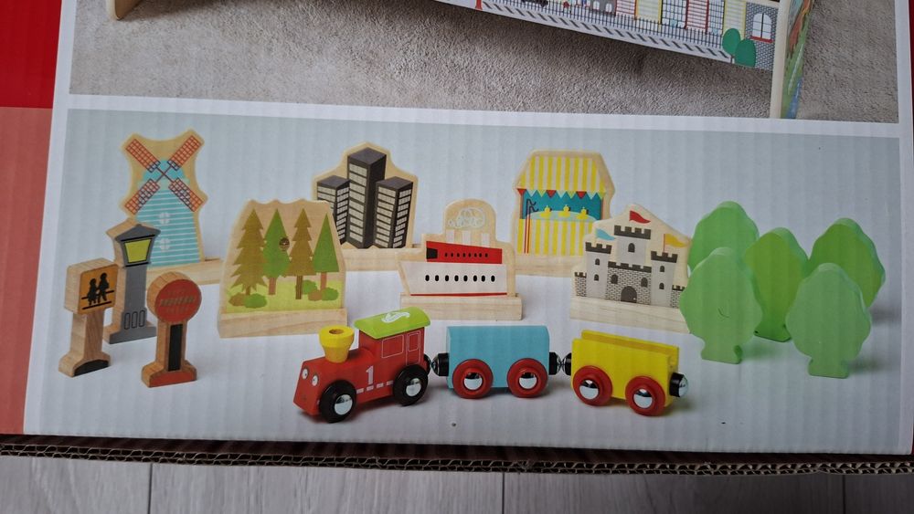 Nowy drewniany stolik z kolejką i torami carousel