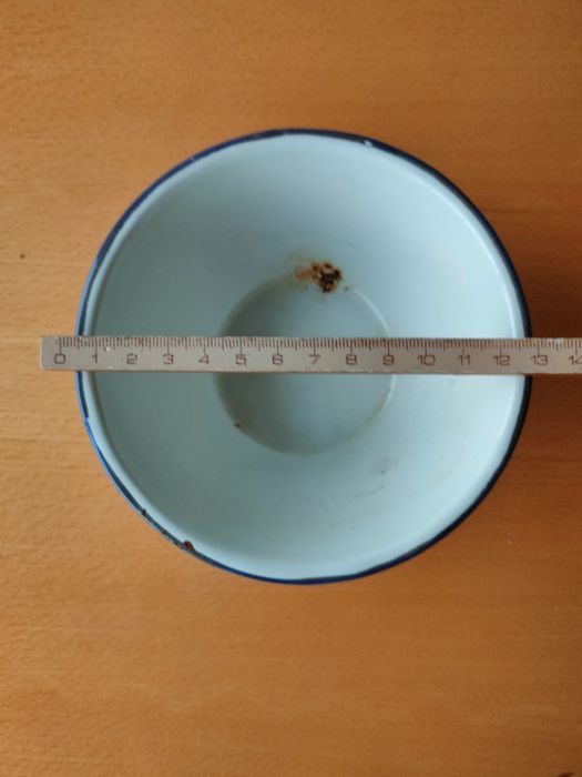 Pratos e tigelas antigas esmaltadas.