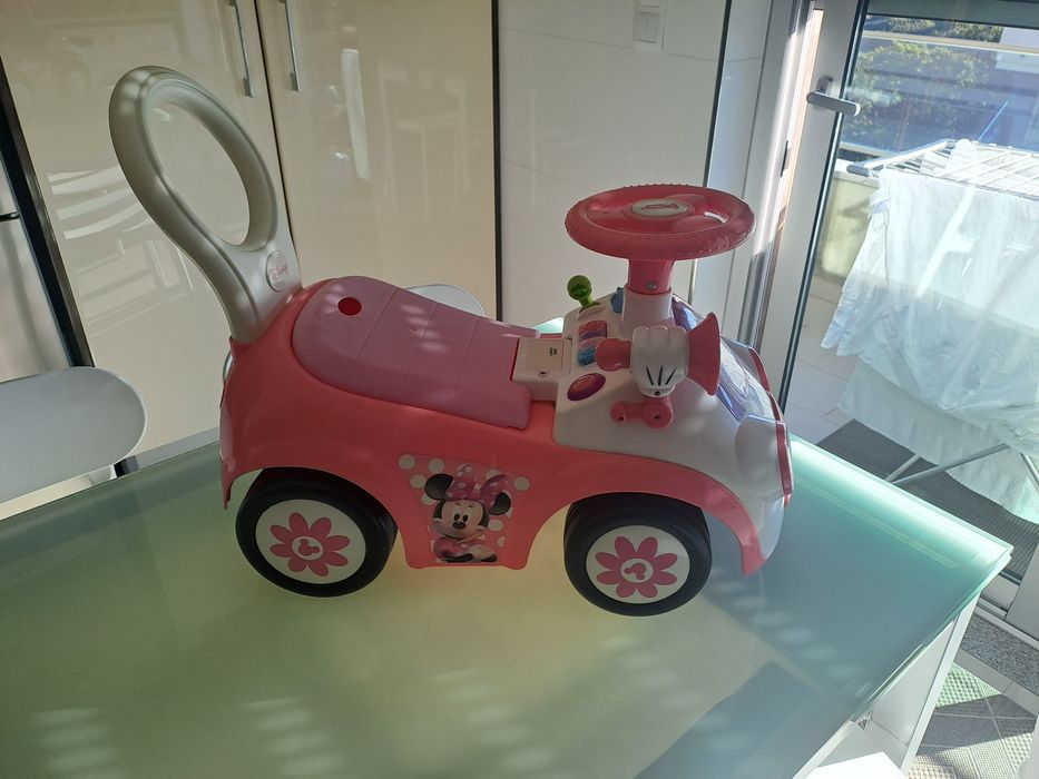 Carrinho musical da Minnie