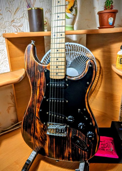 Fender Sguier Sonic Stratocaster. Custom  !