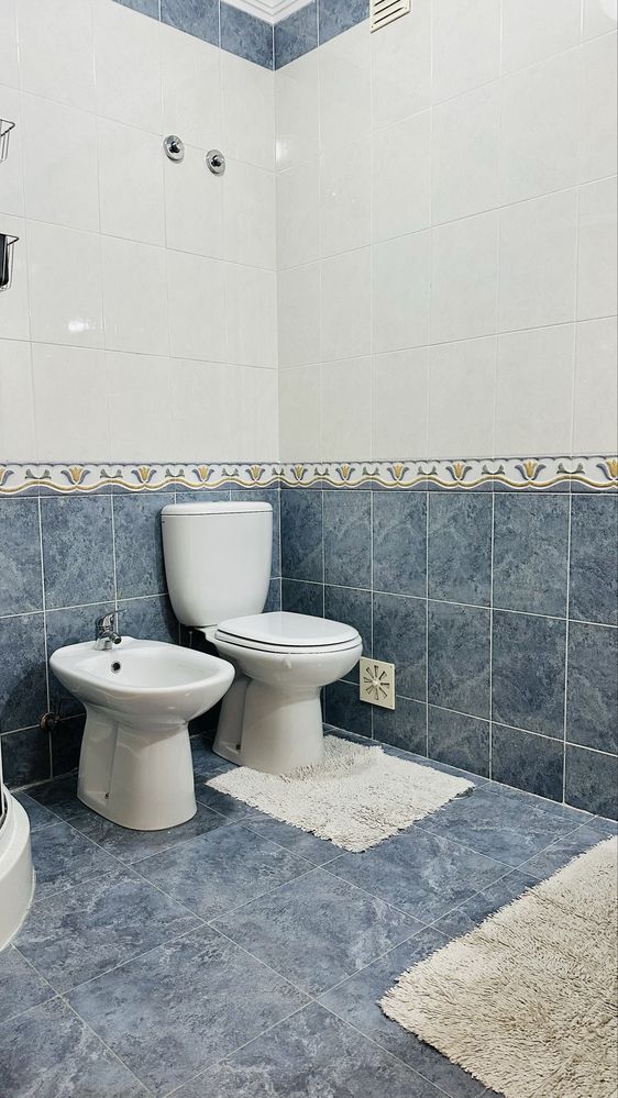 Quarto com casa de banho e cama de casal