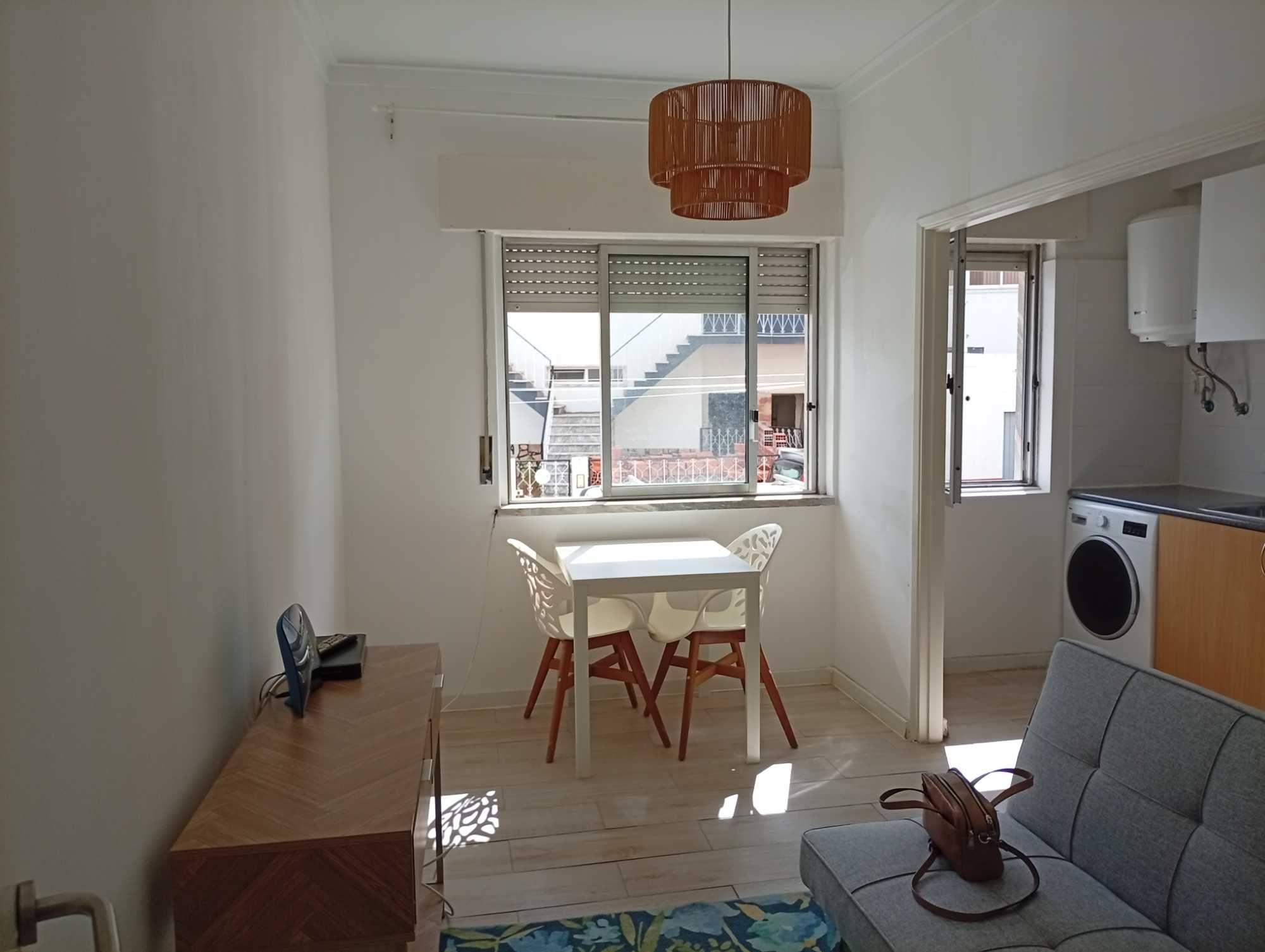 Apartamento T1 em zona Central dos Foros de Amora #