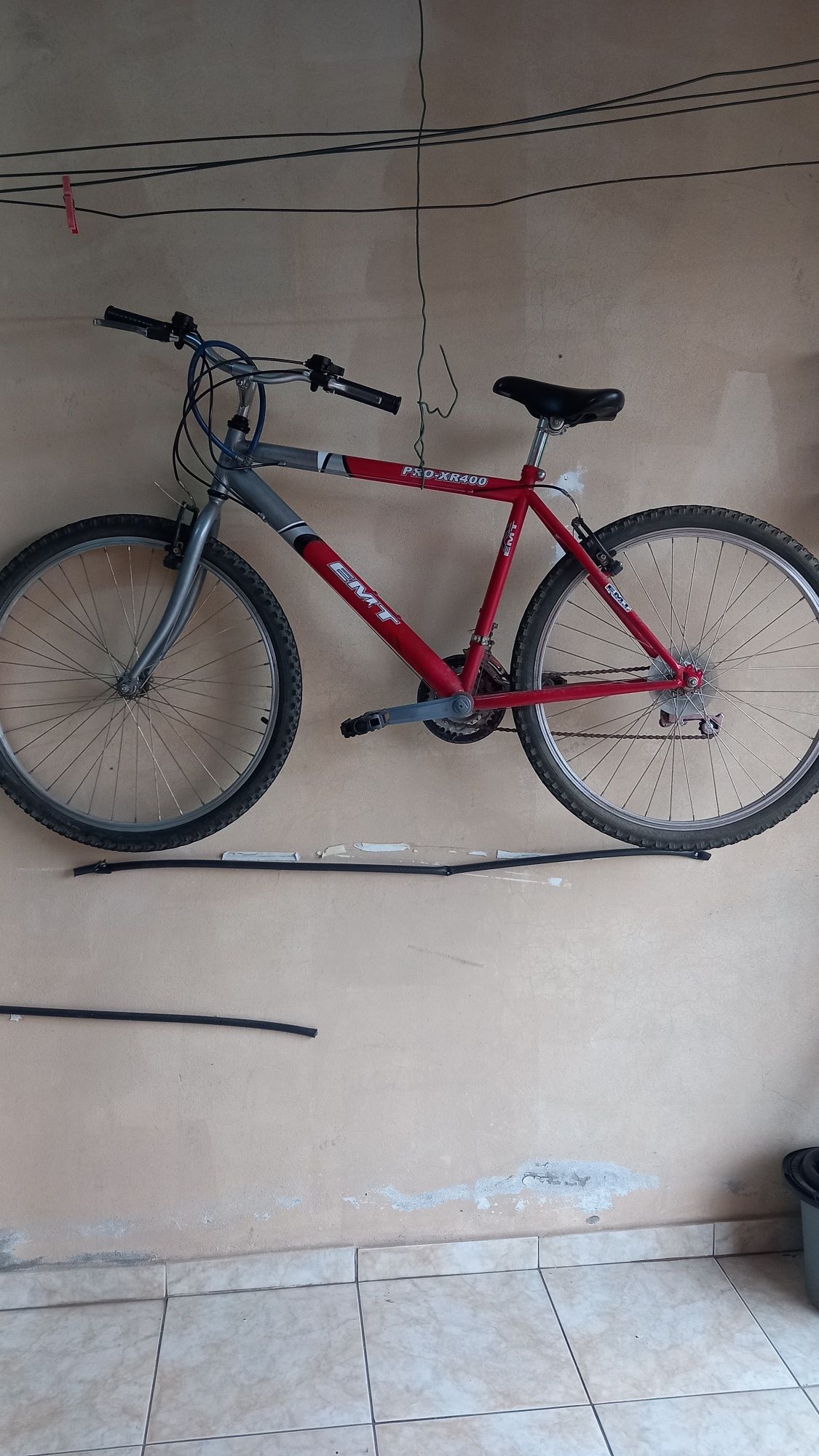 Duas bicicletas e uma garrafa