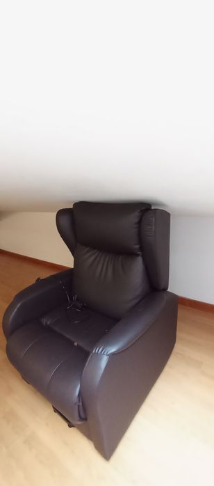 Cadeirão hospitalar elevatório com comando. Adequado para idosos.(Nego