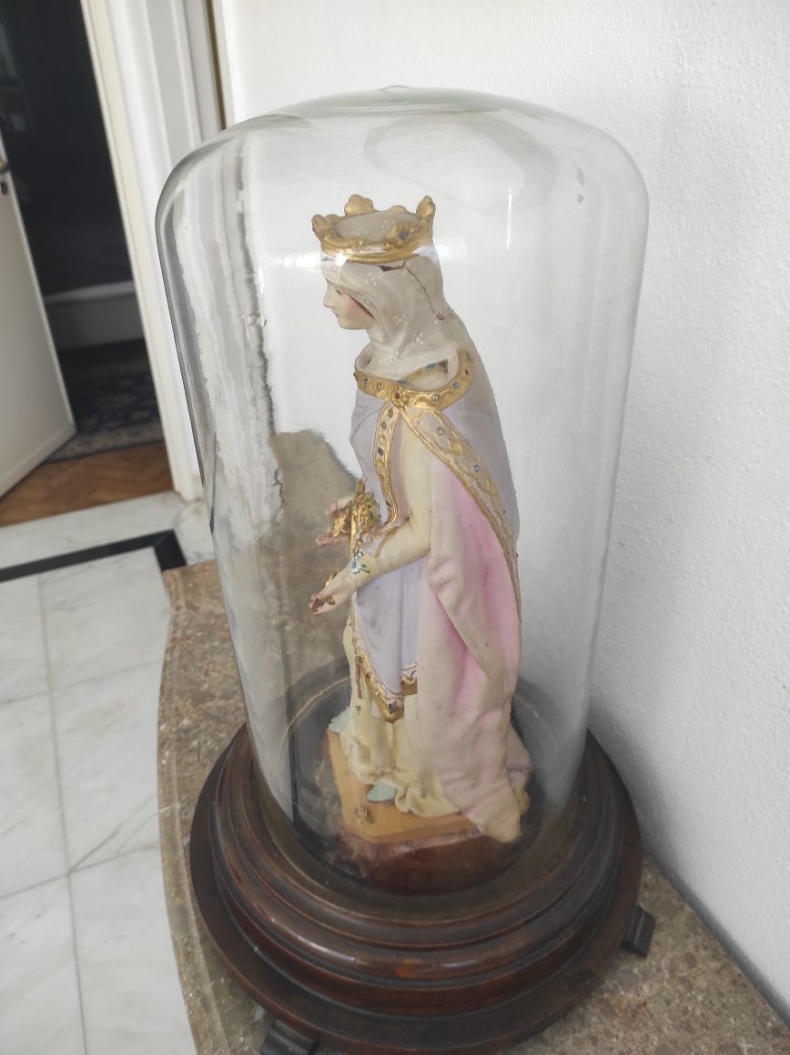 Nossa Senhora, com cúpula de vidro