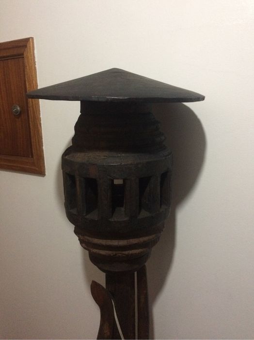 Candeeiro rústico de pé alto