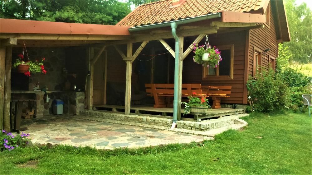 Klimatyczny domek drewniany nad jeziorem na Warmii