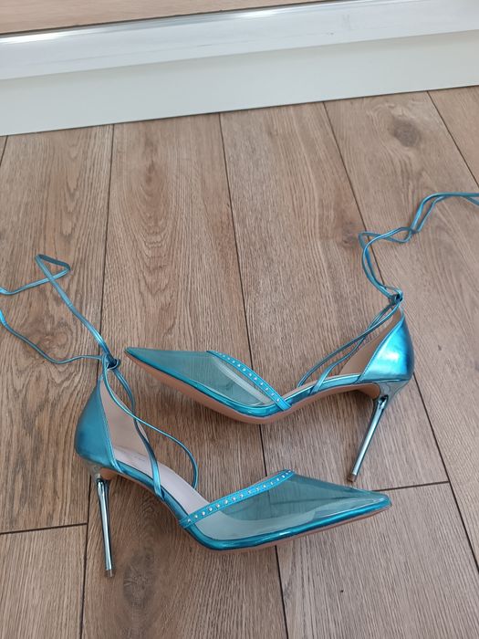 Błękitne szpilki ze sznurkiem