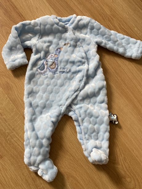 Babygrow azul bebé, tamanho 1 mês.