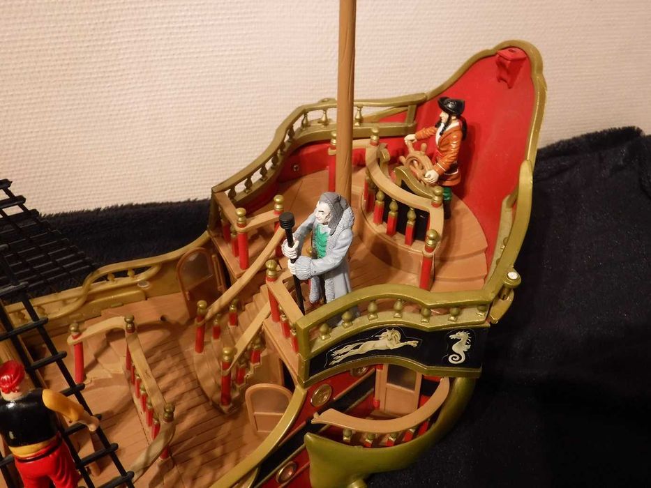 Piękny statek kapitana Sabertootha, Czarna Dama, z załogą i skarbem