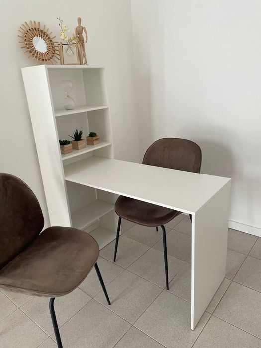 Secretária e cadeiras