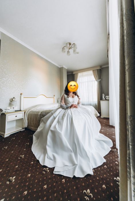 Весільна біла довга сукня з рукавом на корсеті