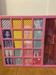 Duża szafa z lalką barbie i dodatkowymi ciuchami