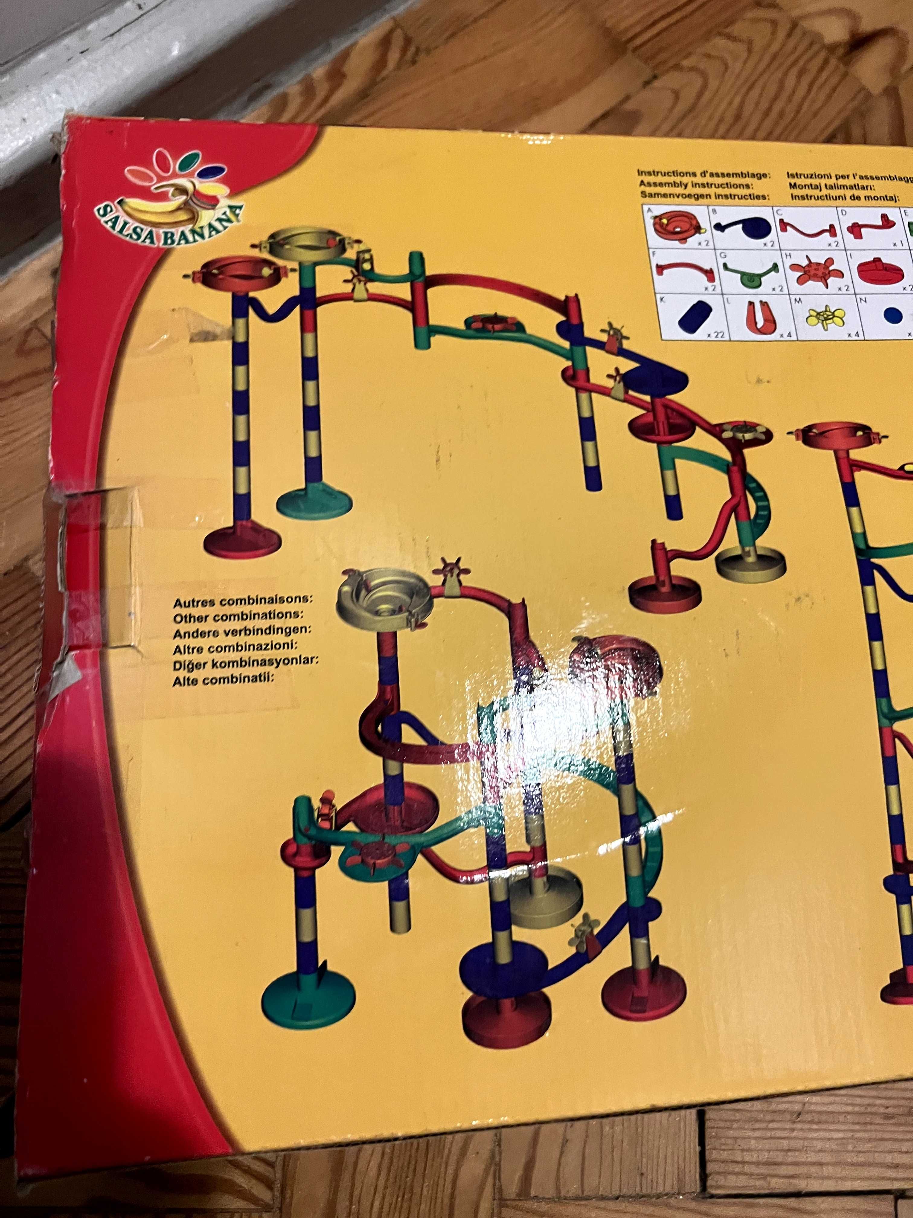 Jogo criança circuito de bolas