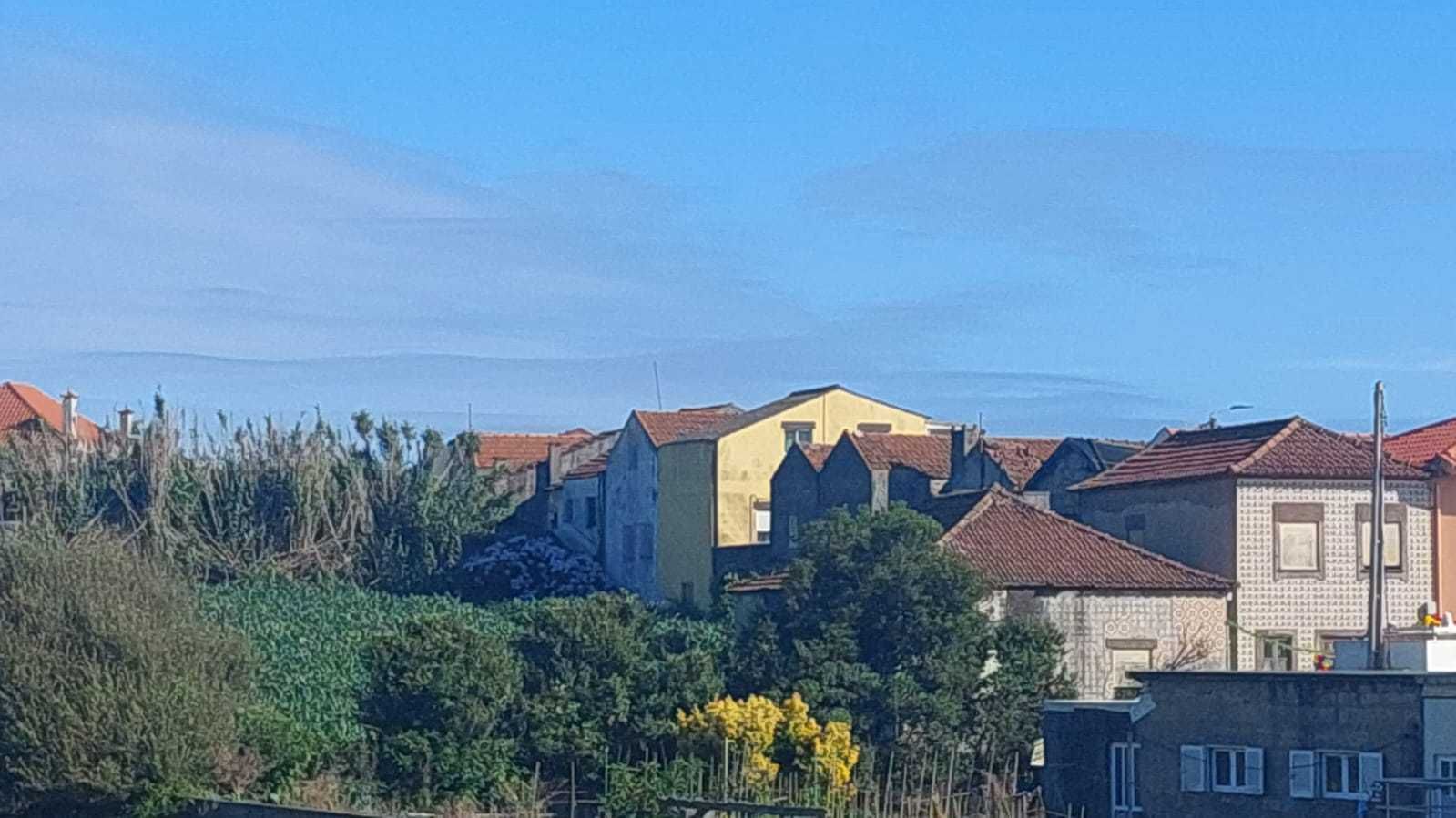 Terreno para construção junto ao mar com 2 casas para restauro