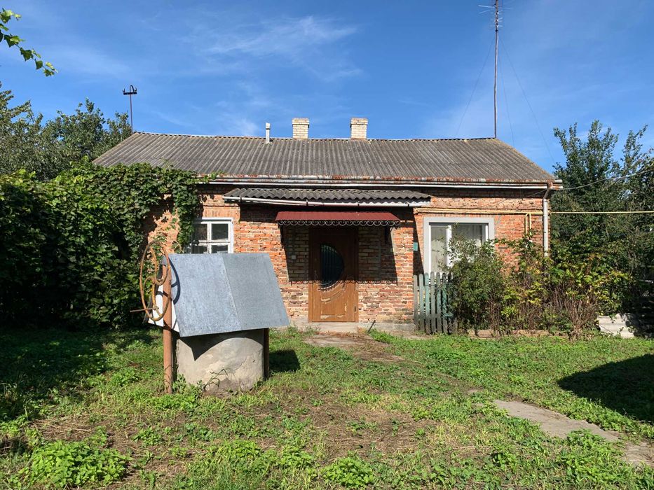 Продаж цегляного житлового будинку  із літньою кухнею та  приміщеннями