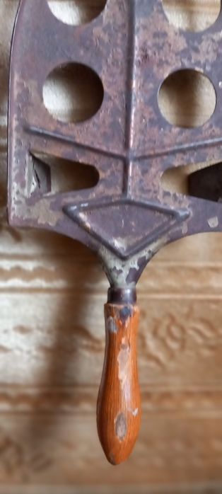 Zabytkowa metalowa podstawka pod żelazko.