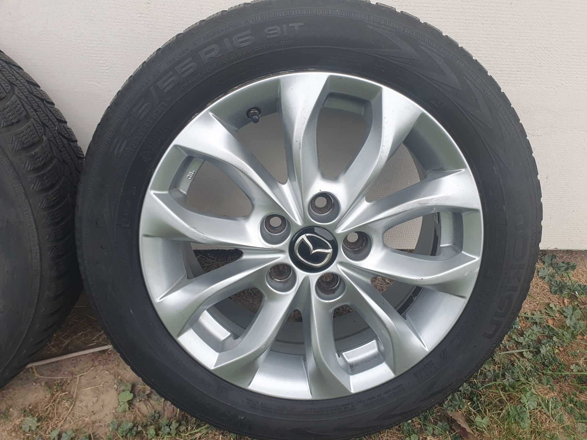 Komplet opon zimowych z felgami Mazda 205/55/R16 NOKIAN WR d4