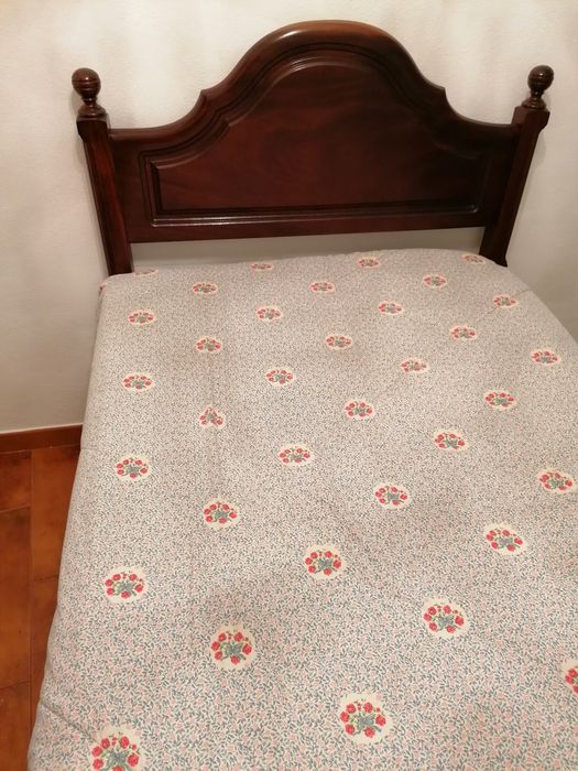 Cama de madeira. Design clássico