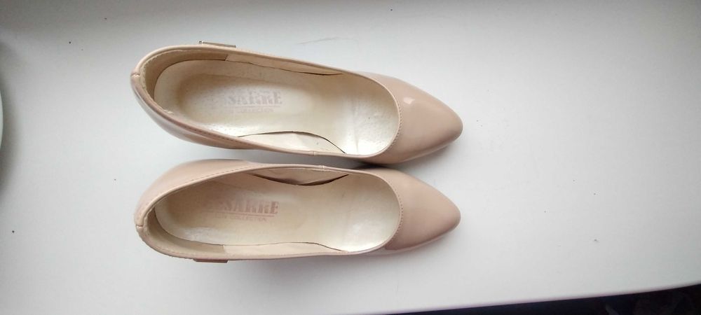 Пара бежевих туфельок