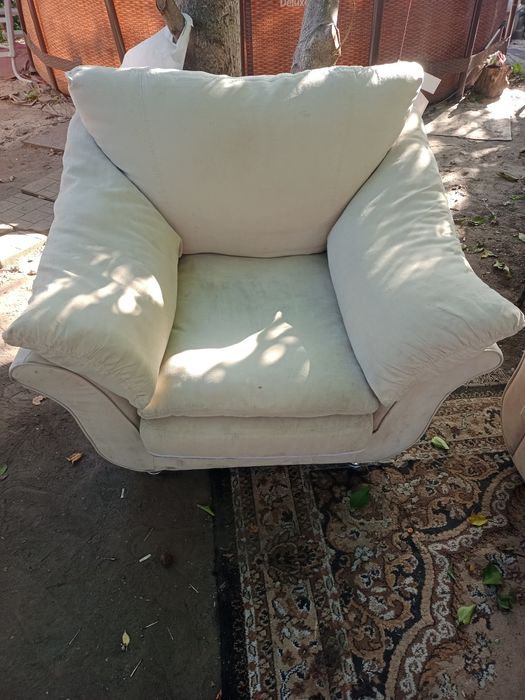 Продам два дивана и кресло
