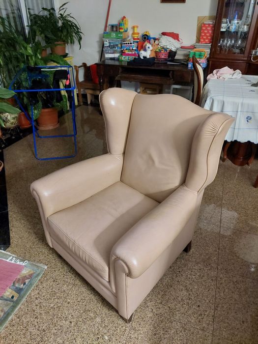 2 Sofás, 1 Poltrona e 1 Repousa Pés/Puff