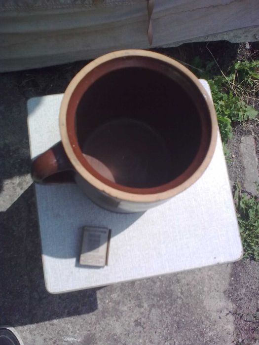 Stary garnek gliniany pęknięty. PRL. Starocie