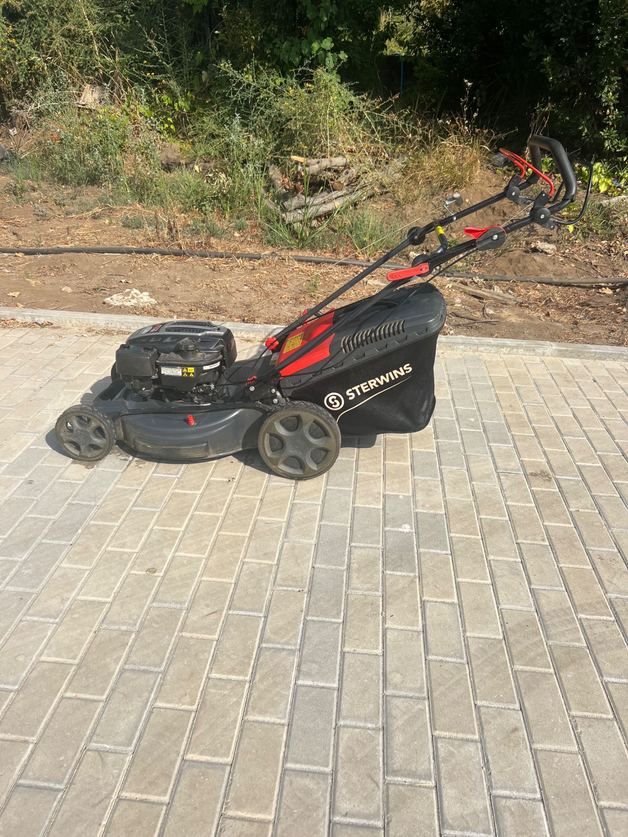 Vendo Corta-relvas a gasolina 190 cc 56 cm
Sterwins PLM3-56B190.5