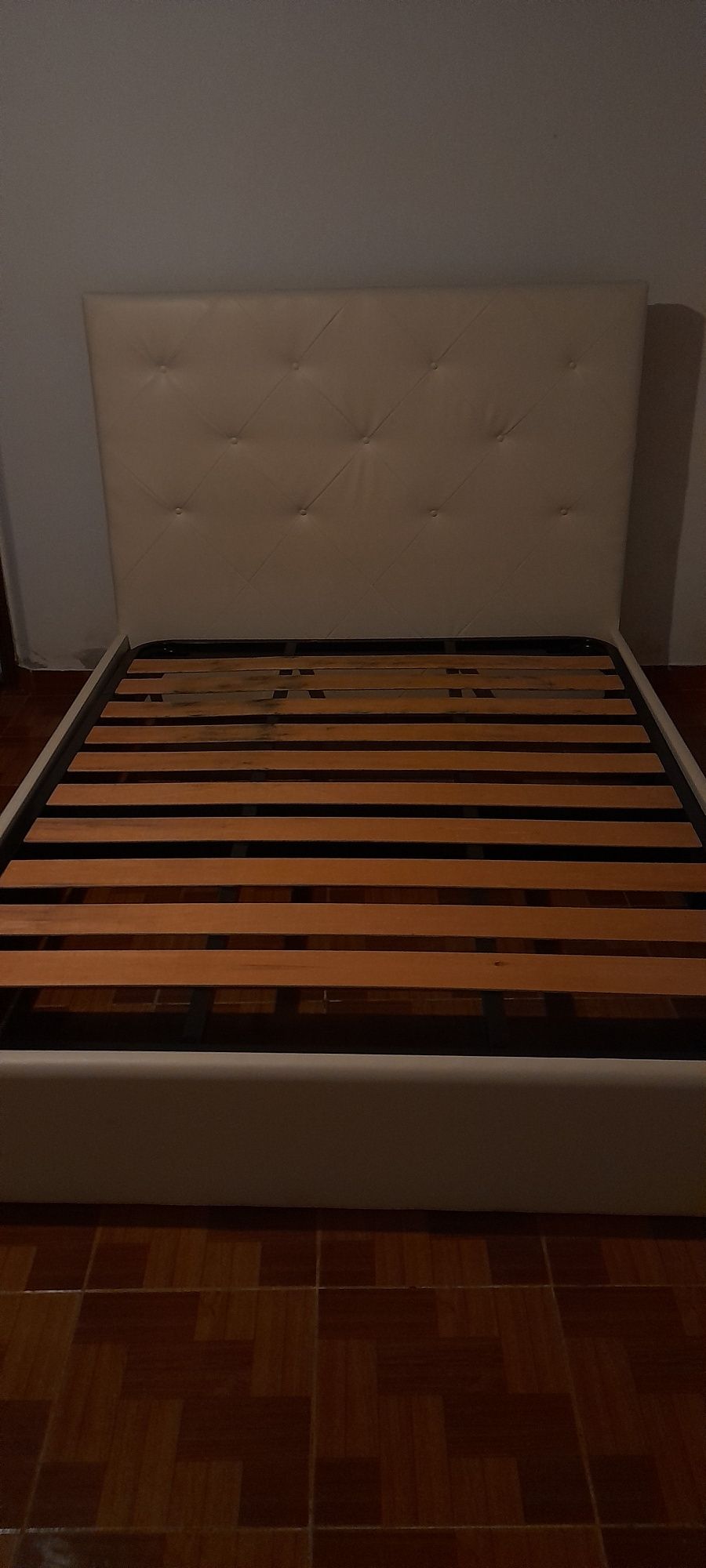 Cama de casal como nova