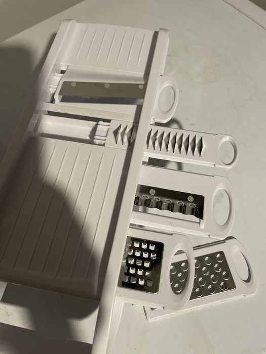 Utensílio de cozinha para cortar batatas e outros vegetais.