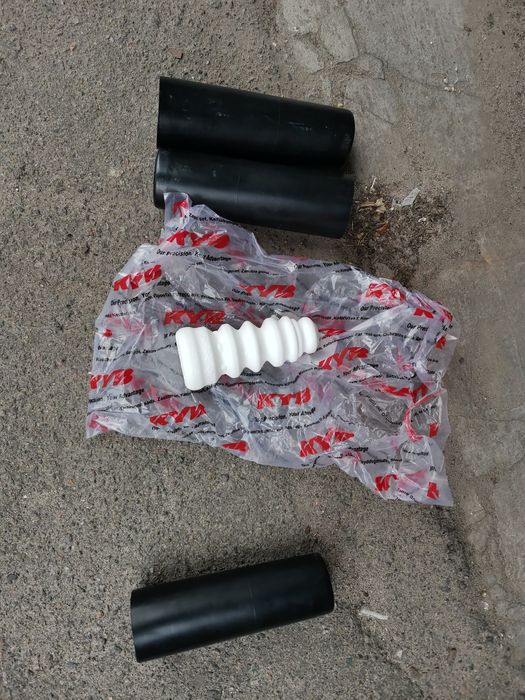 Вітбійник заднього амортизатор у мазда 3