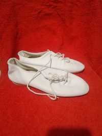 Танцевальные туфли белого цвета