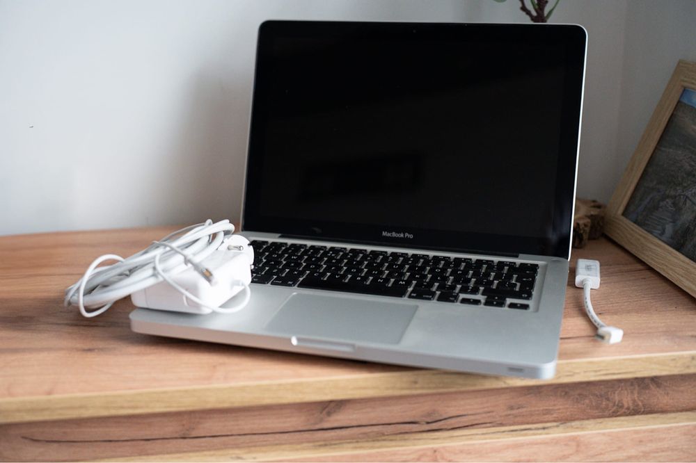 Macbook Apple A1278 laptop 13” cali