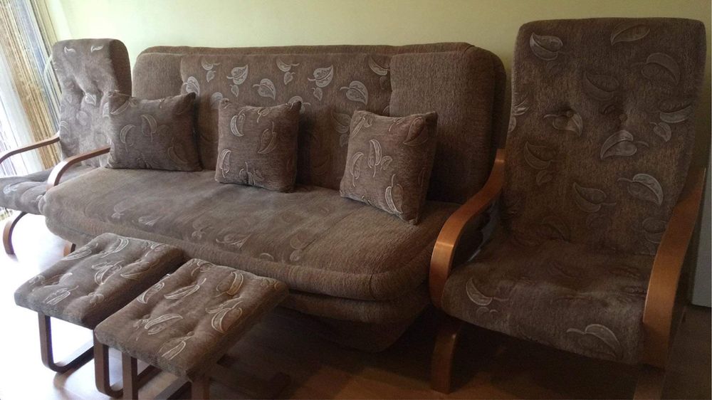 komplet: kanapa, 2 fotele z oparciem, 2 mniejsze siedzenia, 3 poduszki