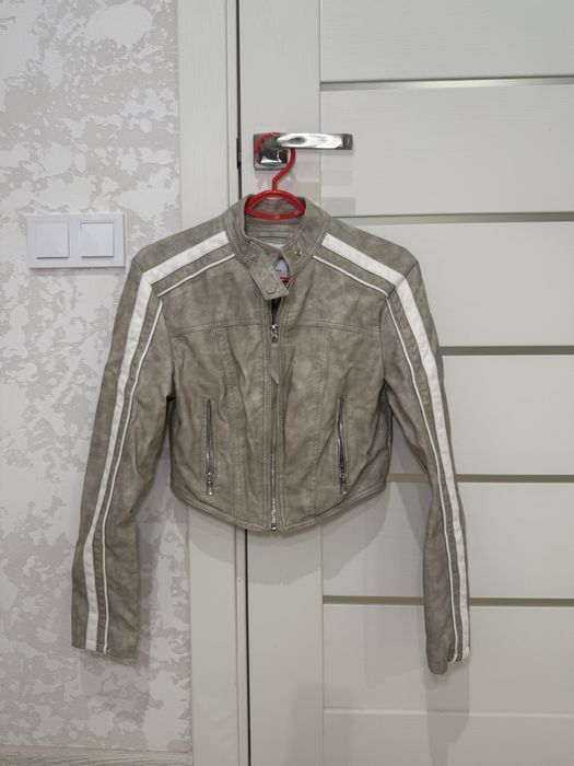 Косуха шкіряна bershka xs бежева куртка з шкірзаму байкерська