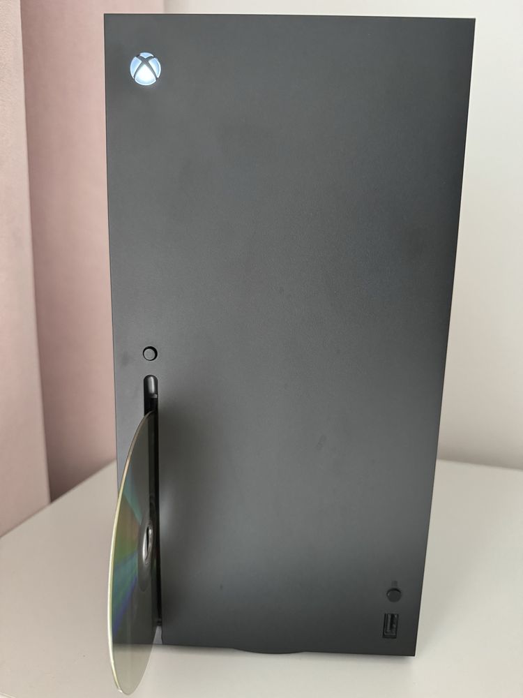 Konsola Xbox Series X z napędem 4K + Ea FC 25, F1 (24), Outlast.