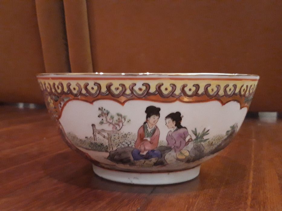 Taça de porcelana chinesa de Cantão com motivos orientais coloridos