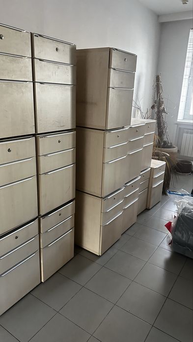 Распродажа офисной мебели Тумбы шкафы комоды стеллажи полки стулья