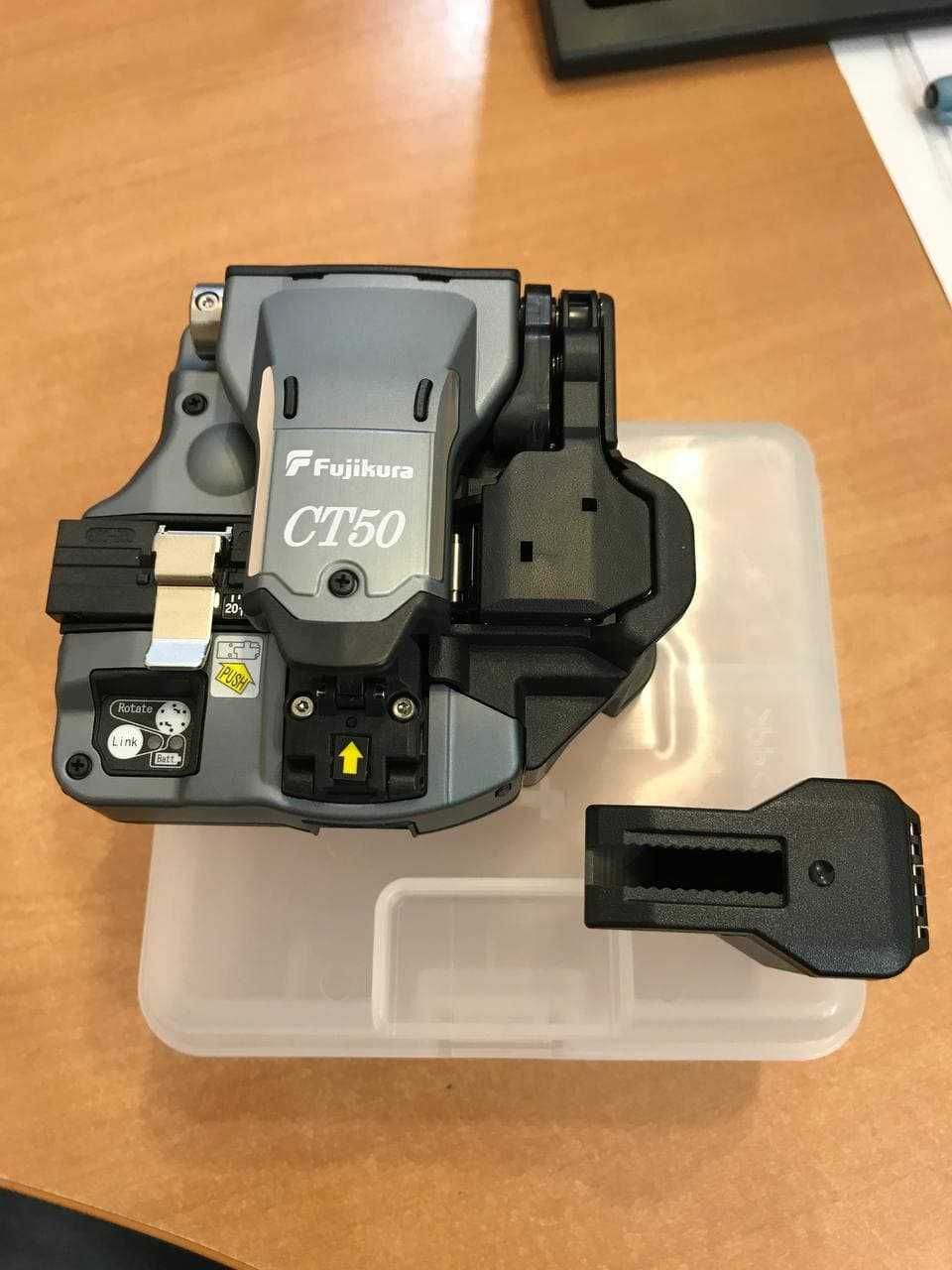 Скалыватель Fujikura CT-50.