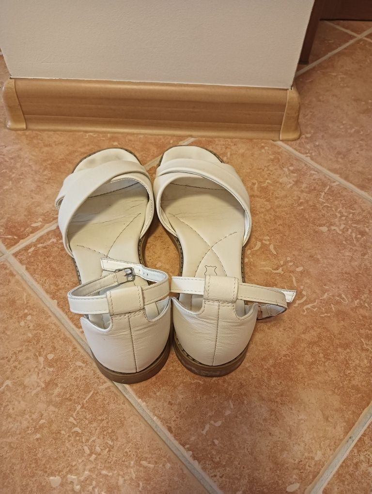 Białe sandały Lasocki