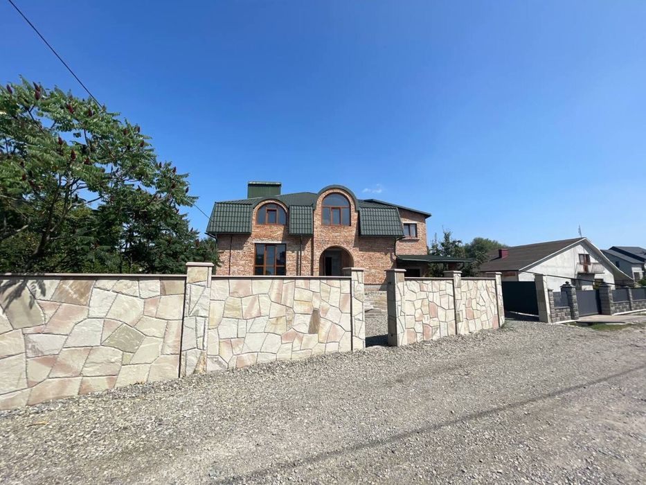 Продаж великого будинку у передмісті Тернополя