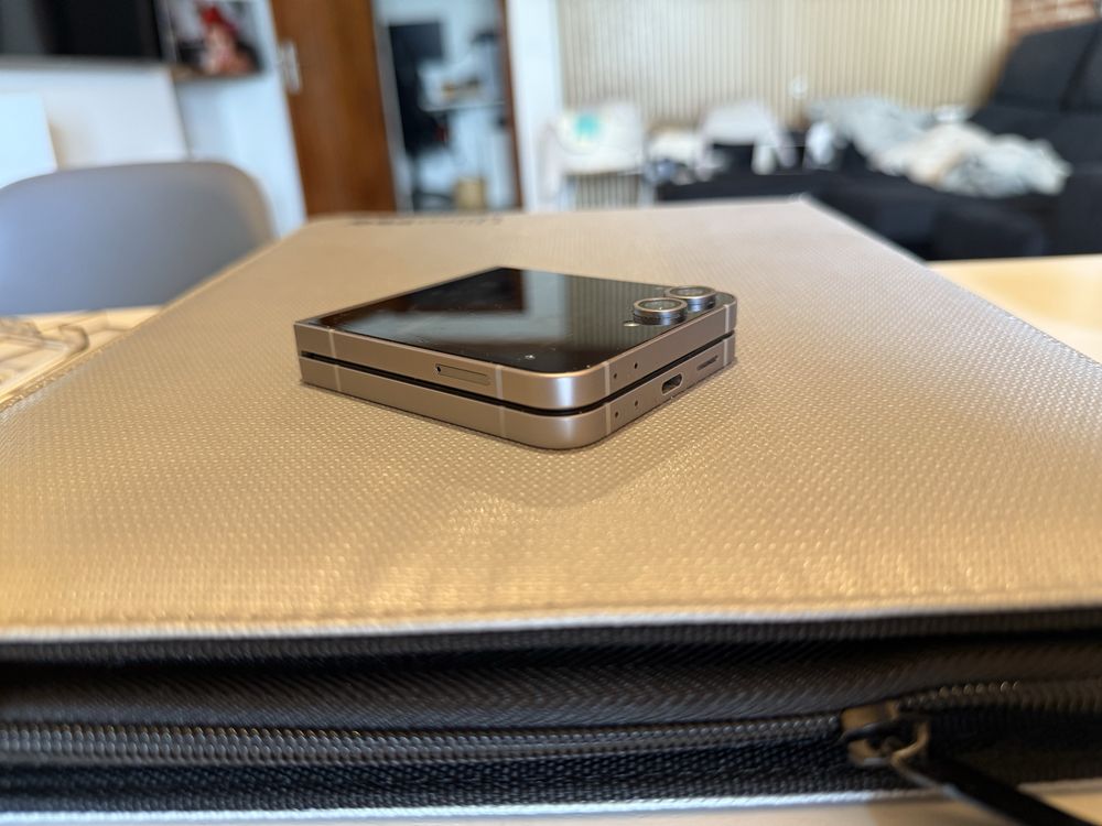 Samsung Z Flip 6 - bateria a 100% e garantia de 2 anos
