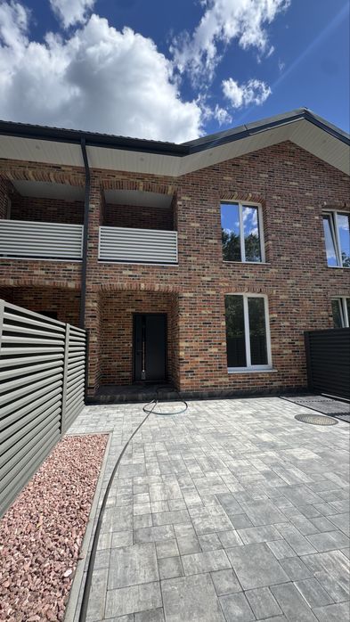 Таунхаус із чистовим наповненням у Стоянці біля рекреаційної зони