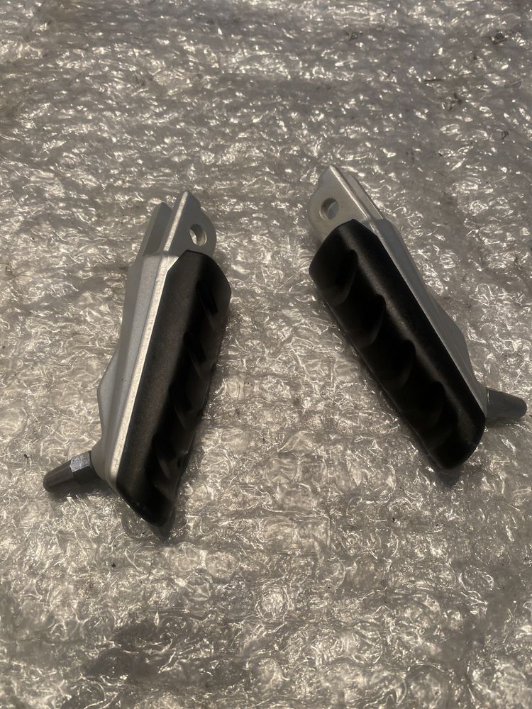 podnóżek BMW Lewy Prawy C600 C650 Sport (K18) C650GT Podnóżki set N518