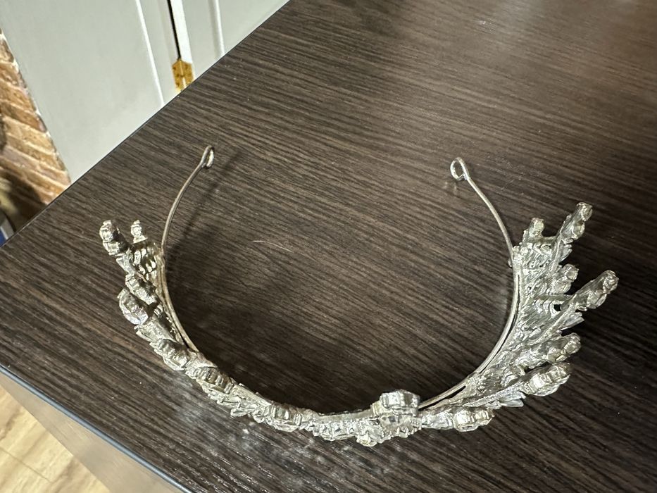 Корона, діадема дуже гарна з камінням