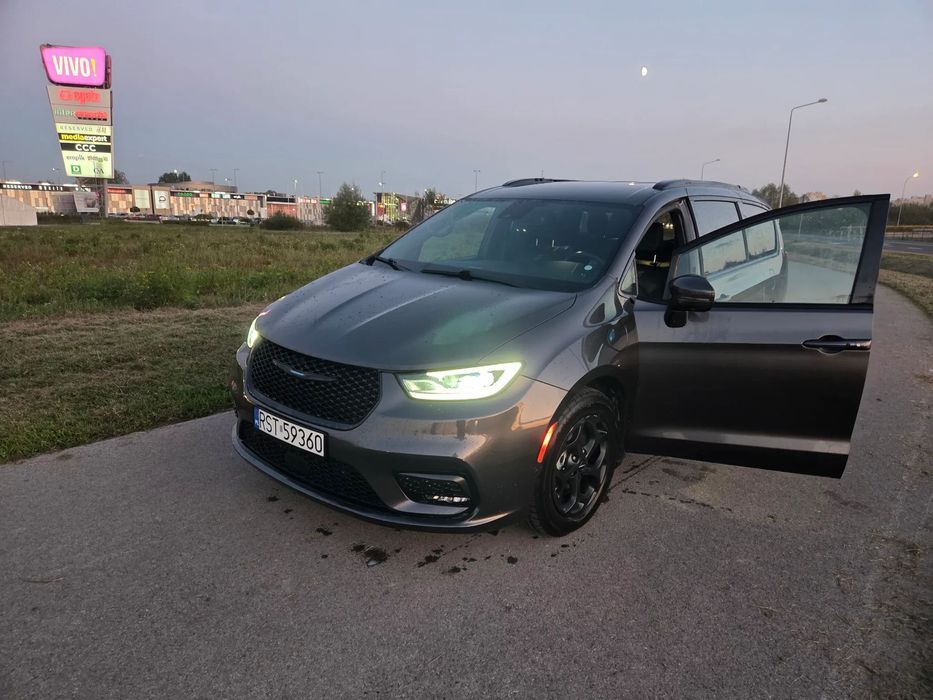 Chrysler Pacifica Hybryda Plug-In dobrze wyposażona