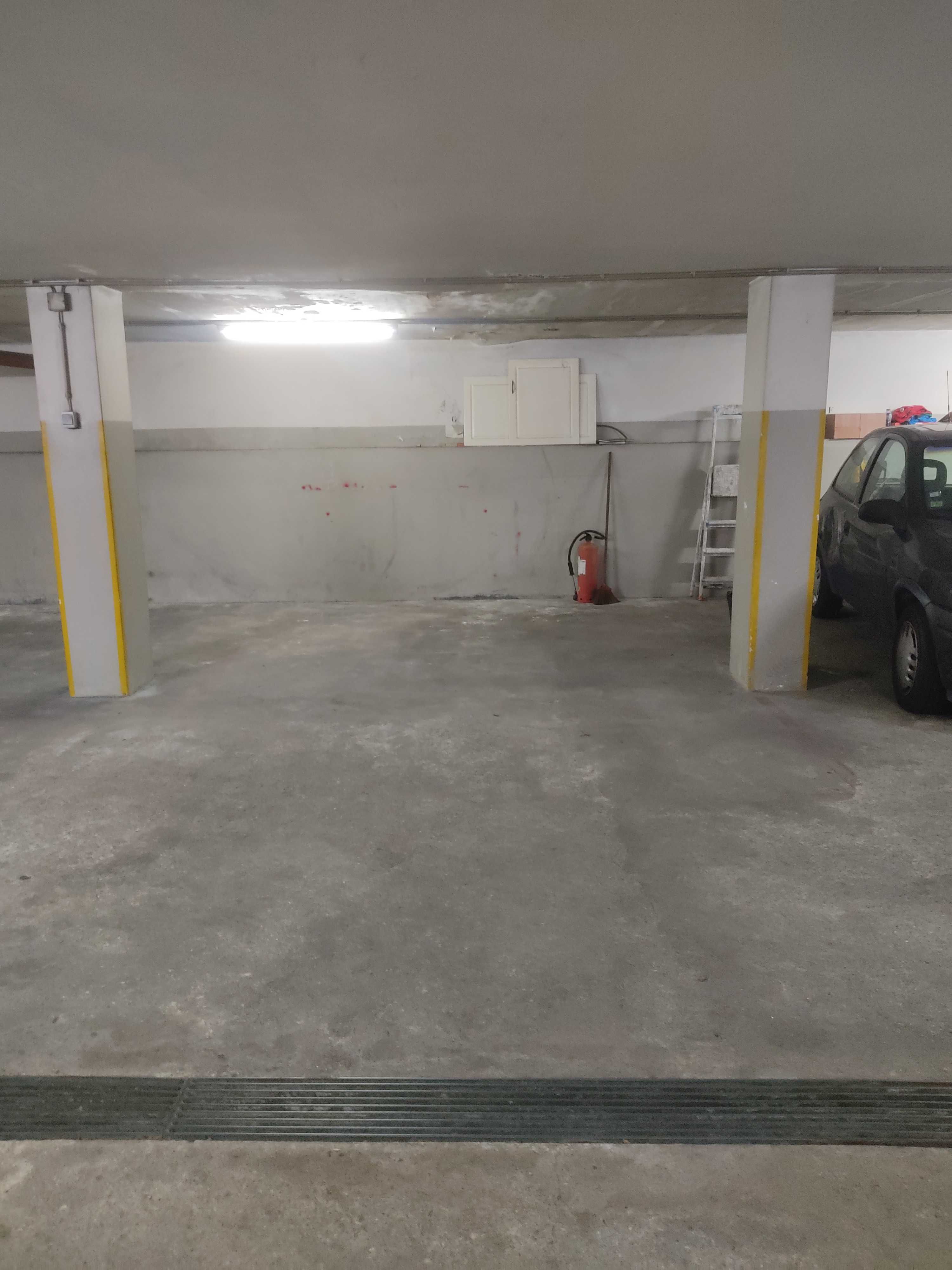 Garagem Espaçosa na Maia: Reserve já o Seu Espaço de Estacionamento!