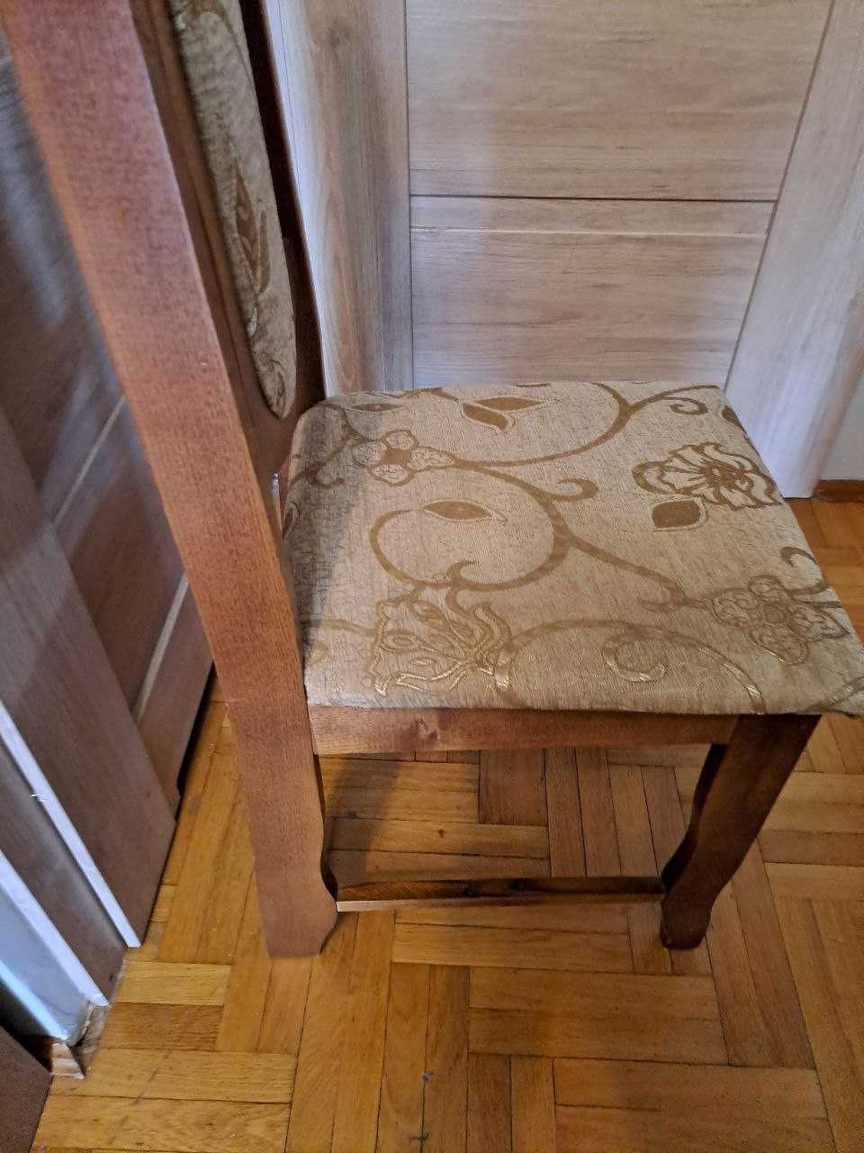 Krzesła w zestawie ze stołem