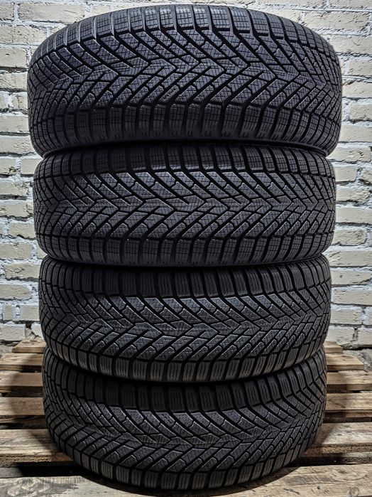 Зимові 205/65r17 Pirelli | 9/8mm | 2024 | Преміум шини | Стан нових